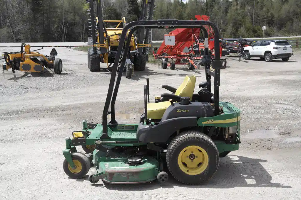 Photo de la Galerie 2 pour John Deere 757 Tondeuse à rayon de braquage zéro