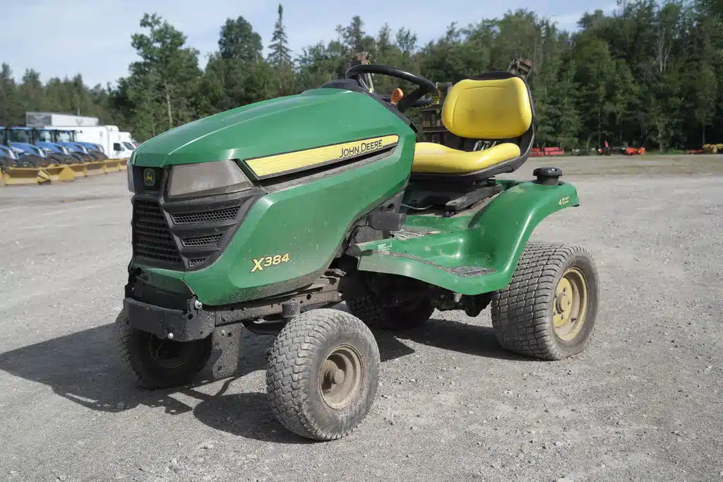 Photo de la Galerie 1 pour John Deere X384 Tracteur à pelouse