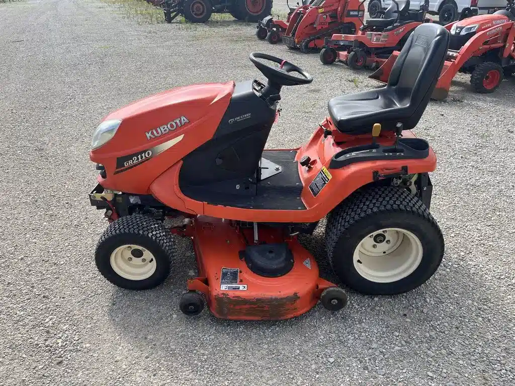 Gallery image 2 for Kubota GR2110 Lawn Tractor