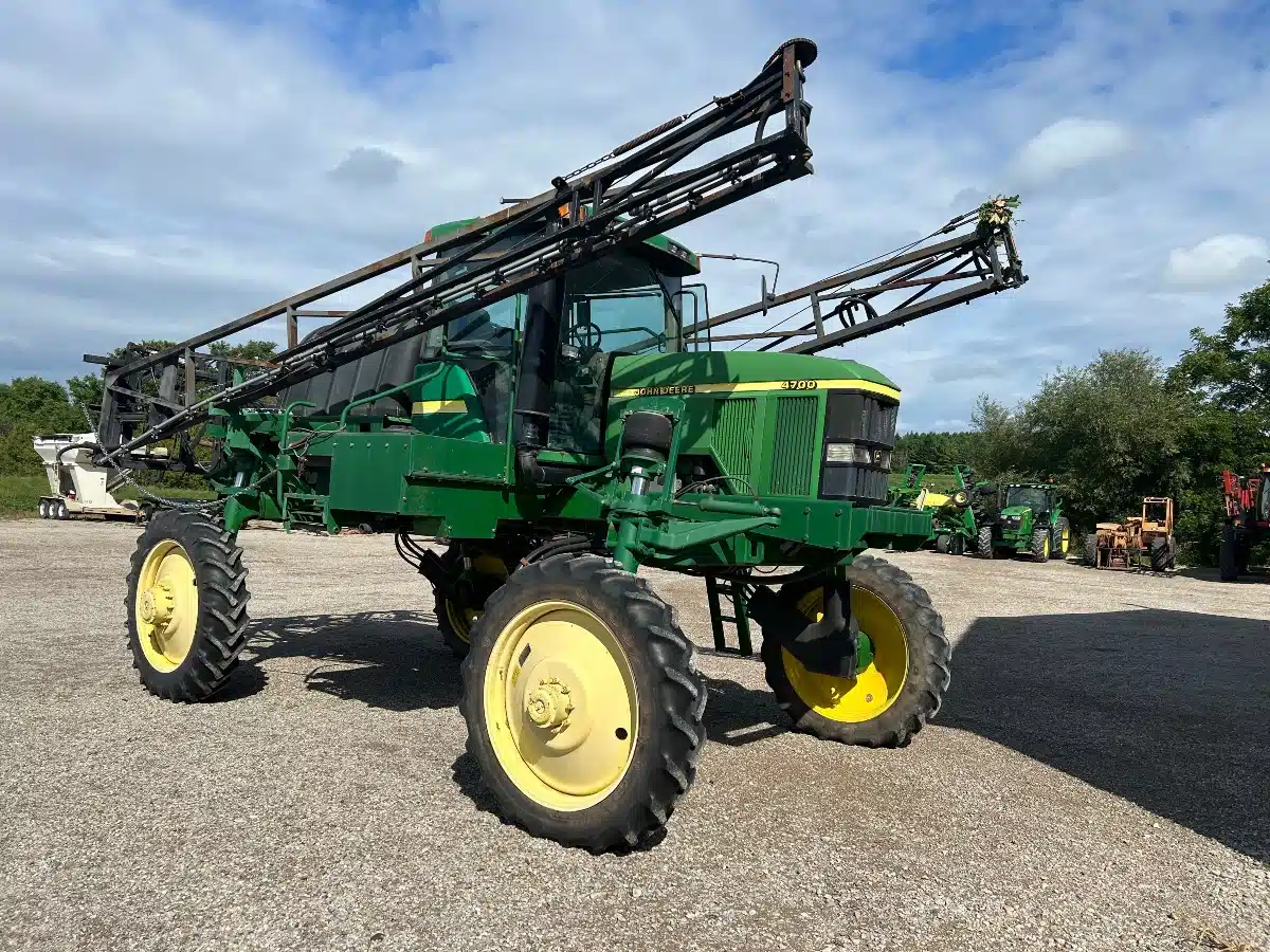 Gallery image 1 for Used John Deere 4700 Sprayer - Self Propelled