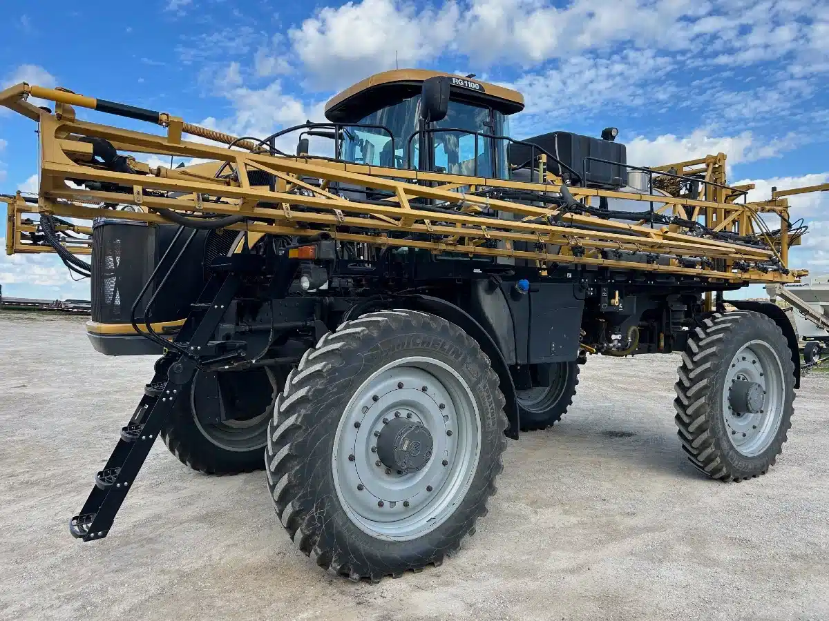 Gallery image 1 for Used RoGator 1100 Sprayer - Self Propelled