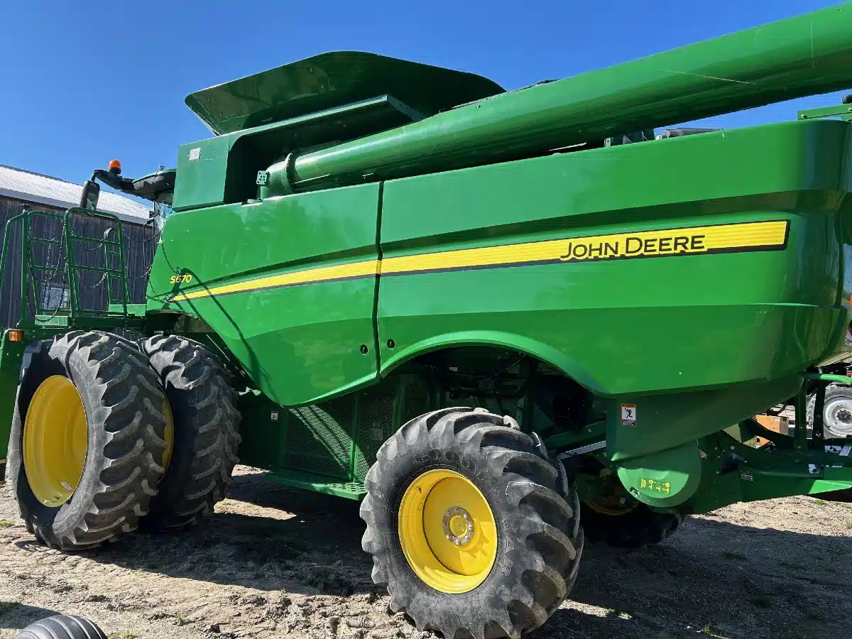 Gallery image 2 for Used 2015 John Deere S670 Combine