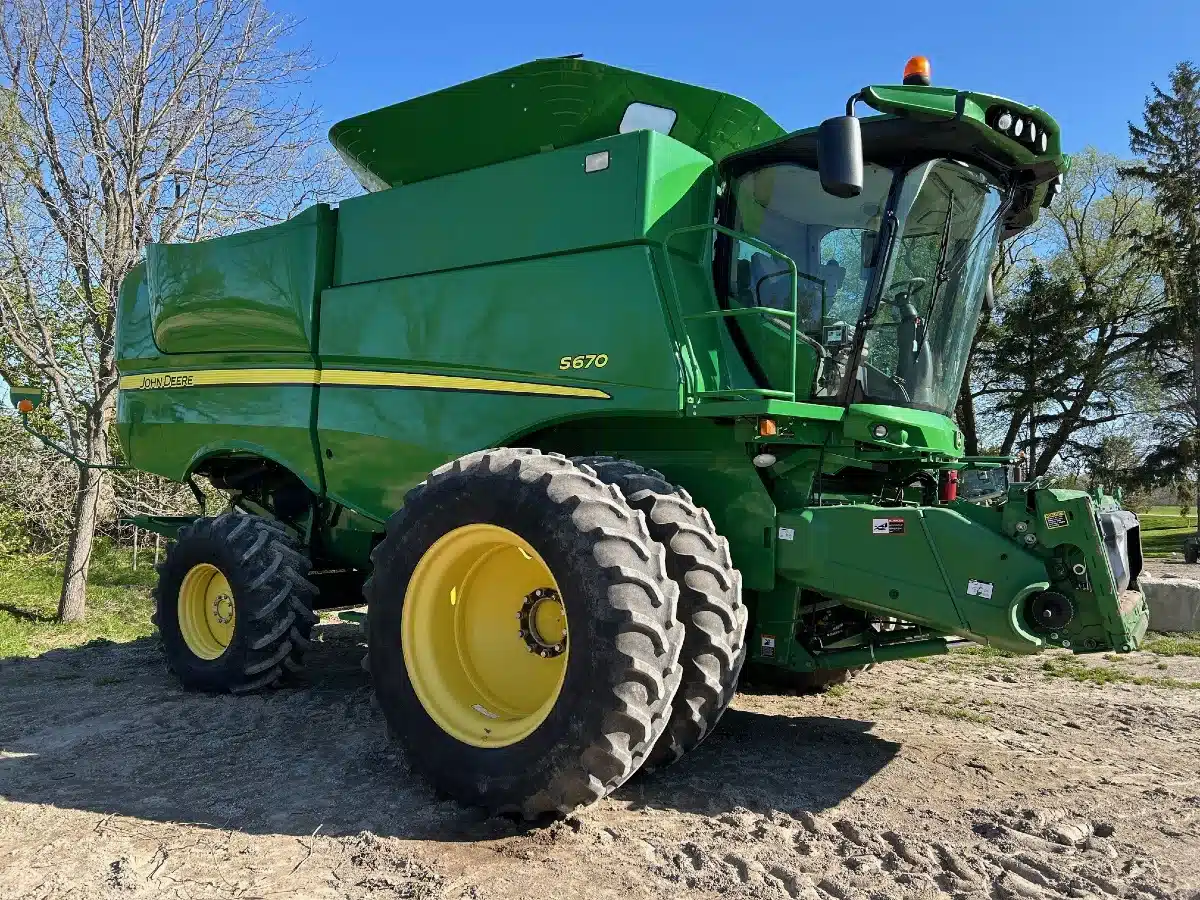 Gallery image 1 for Used 2015 John Deere S670 Combine