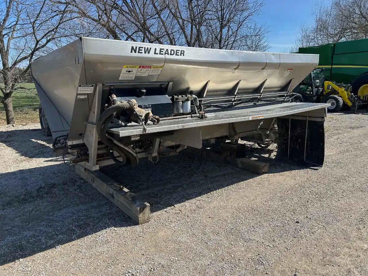 New Leader L3220G4 Spreader - Fertilizer