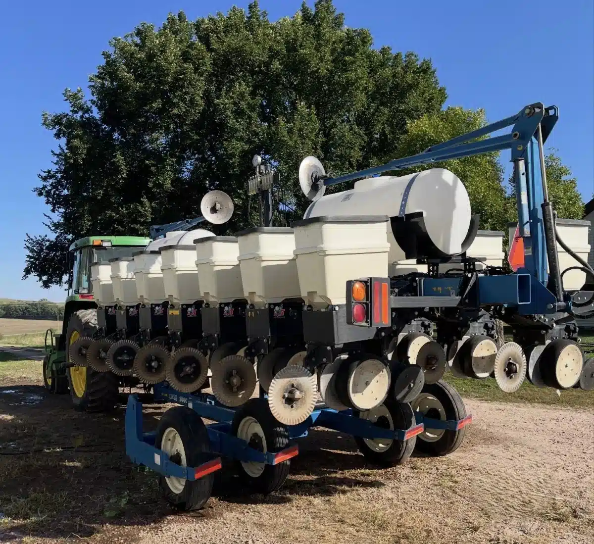 Gallery image 2 for Kinze 3500 Planter