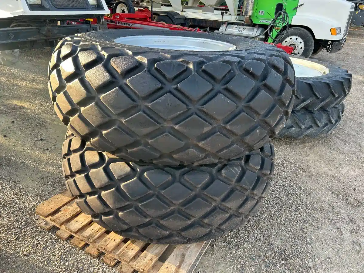 Photo de la Galerie 1 pour Goodyear 24.5-32 Pneus