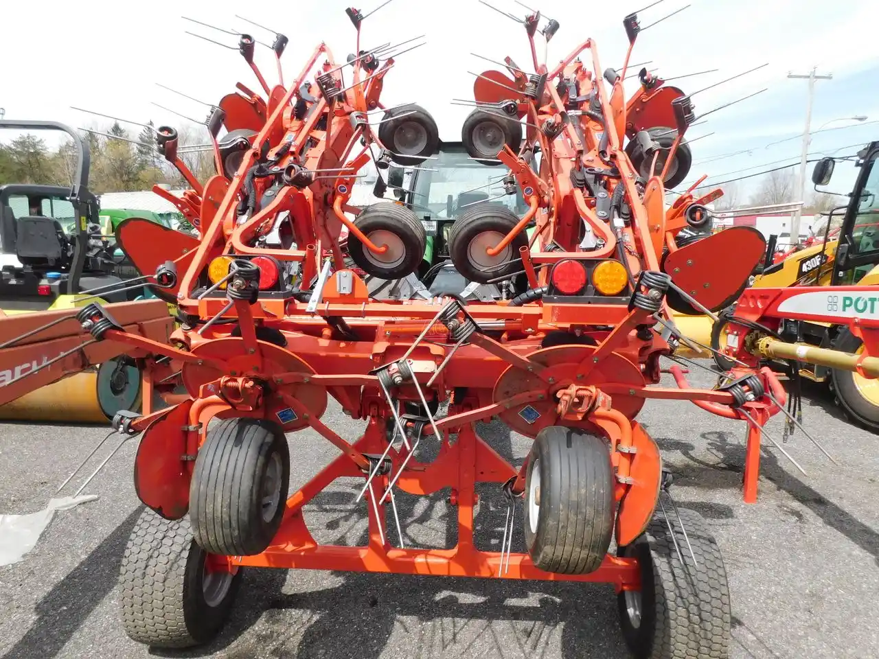 Gallery image 1 for Used Kuhn GF 10812 T Tedder