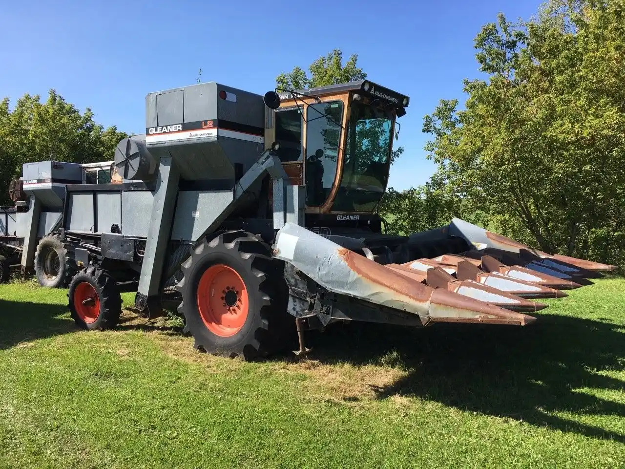Gallery image 1 for Used 1981 Gleaner L2 Combine