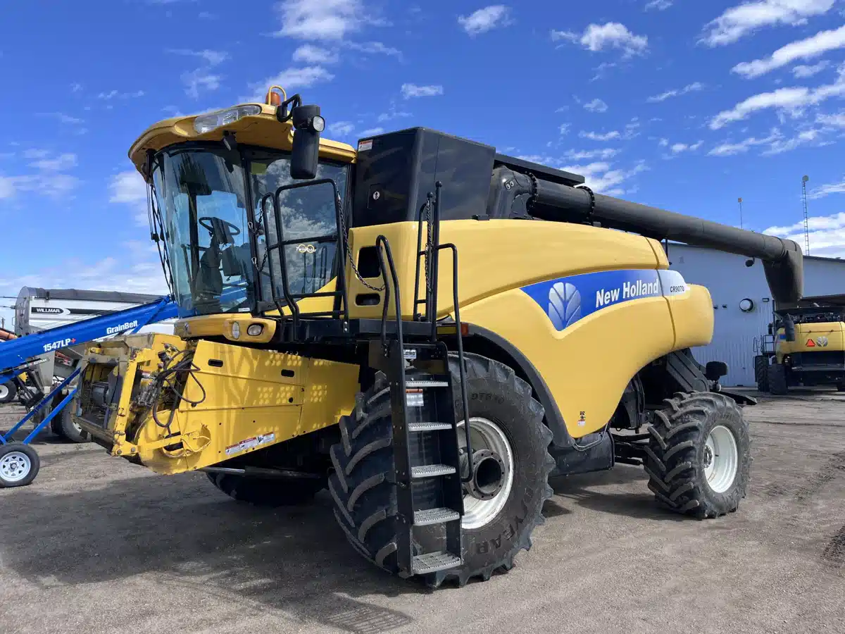 Gallery image 1 for Used 2007 New Holland CR9070 Combine
