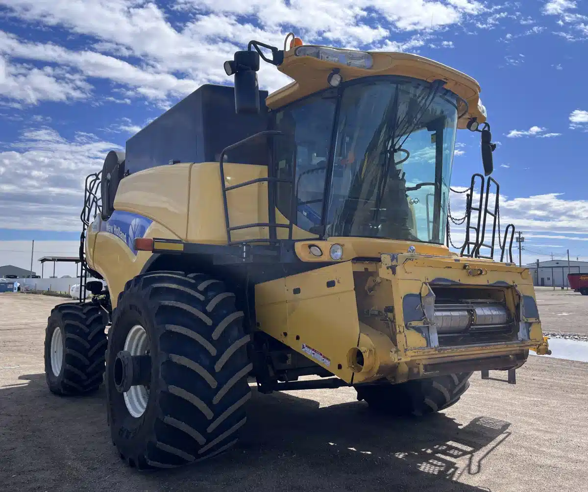 Gallery image 2 for Used 2007 New Holland CR9070 Combine