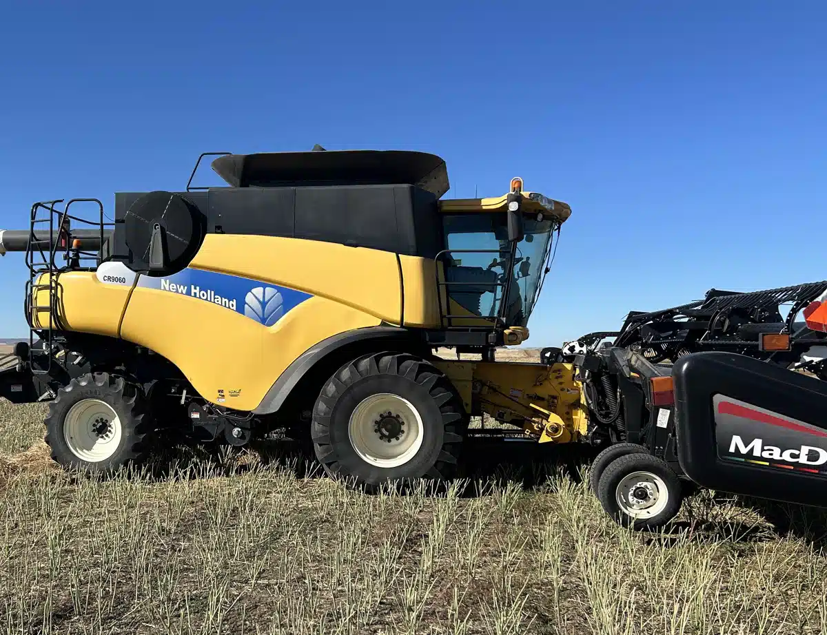 Gallery image 2 for Used 2010 New Holland CR9060 Combine
