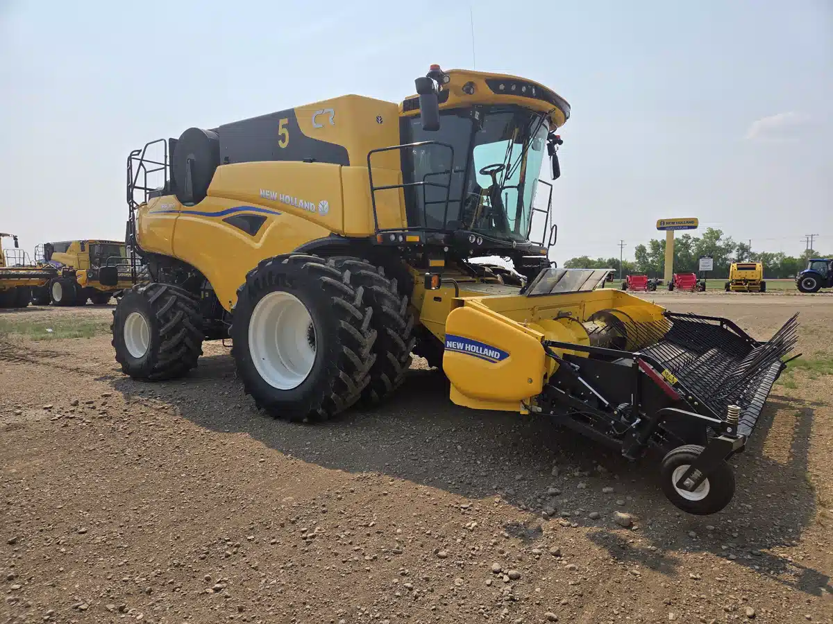 Gallery image 2 for 2024 New Holland CR8.90Z Combine