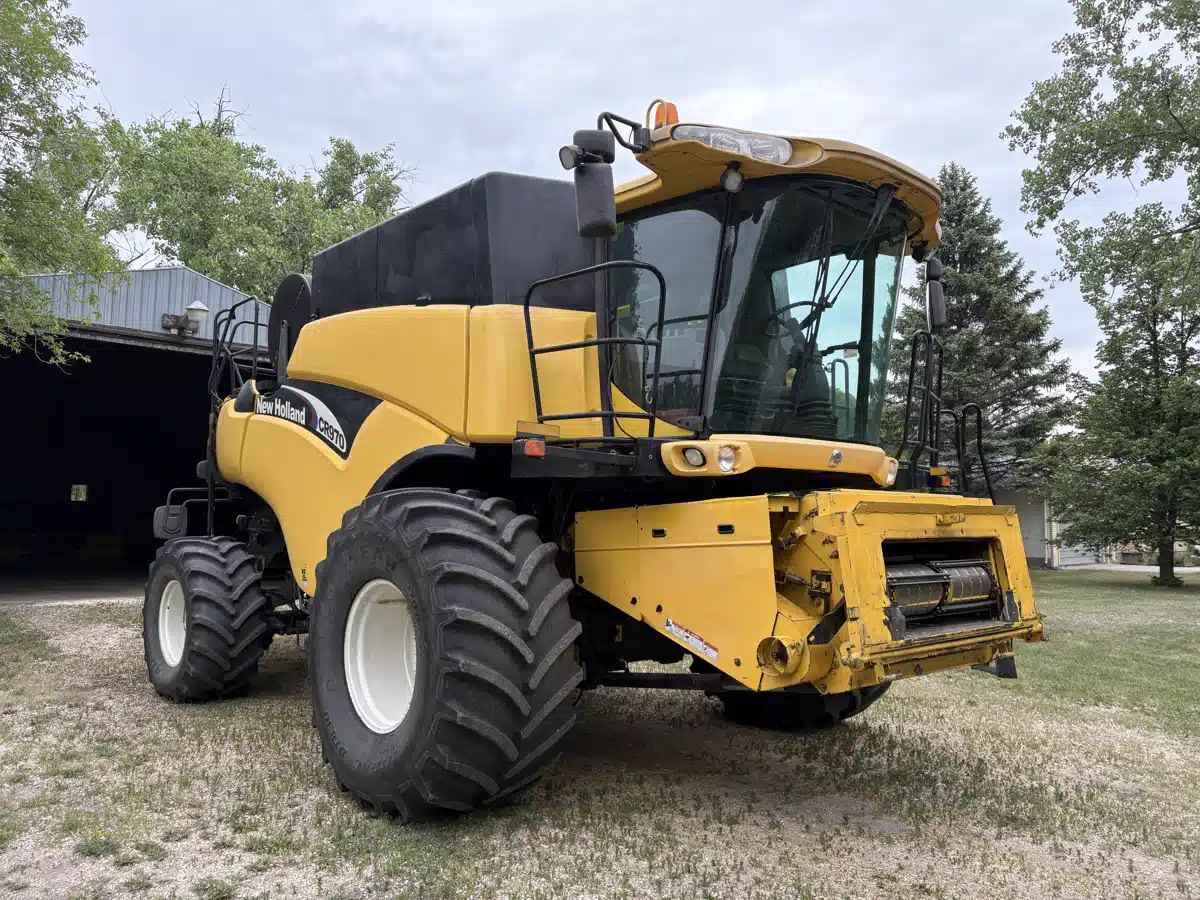 Gallery image 1 for Used 2004 New Holland CR970 Combine
