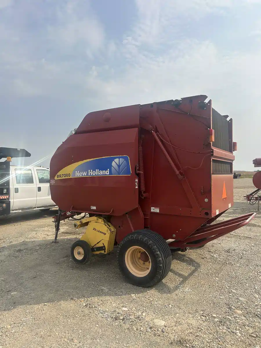 Gallery image 2 for 2013 New Holland RB7090 Round Baler