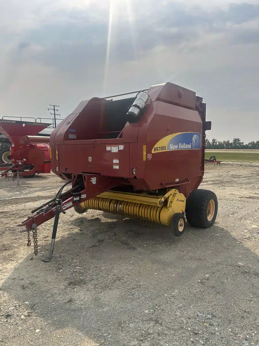 Gallery image 1 for 2013 New Holland RB7090 Round Baler