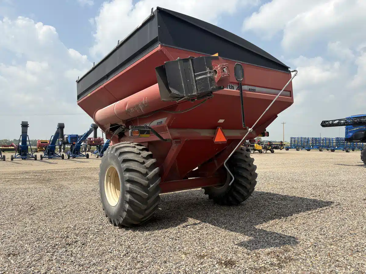Gallery image 2 for Used 2007 Unverferth 8250 Grain Cart