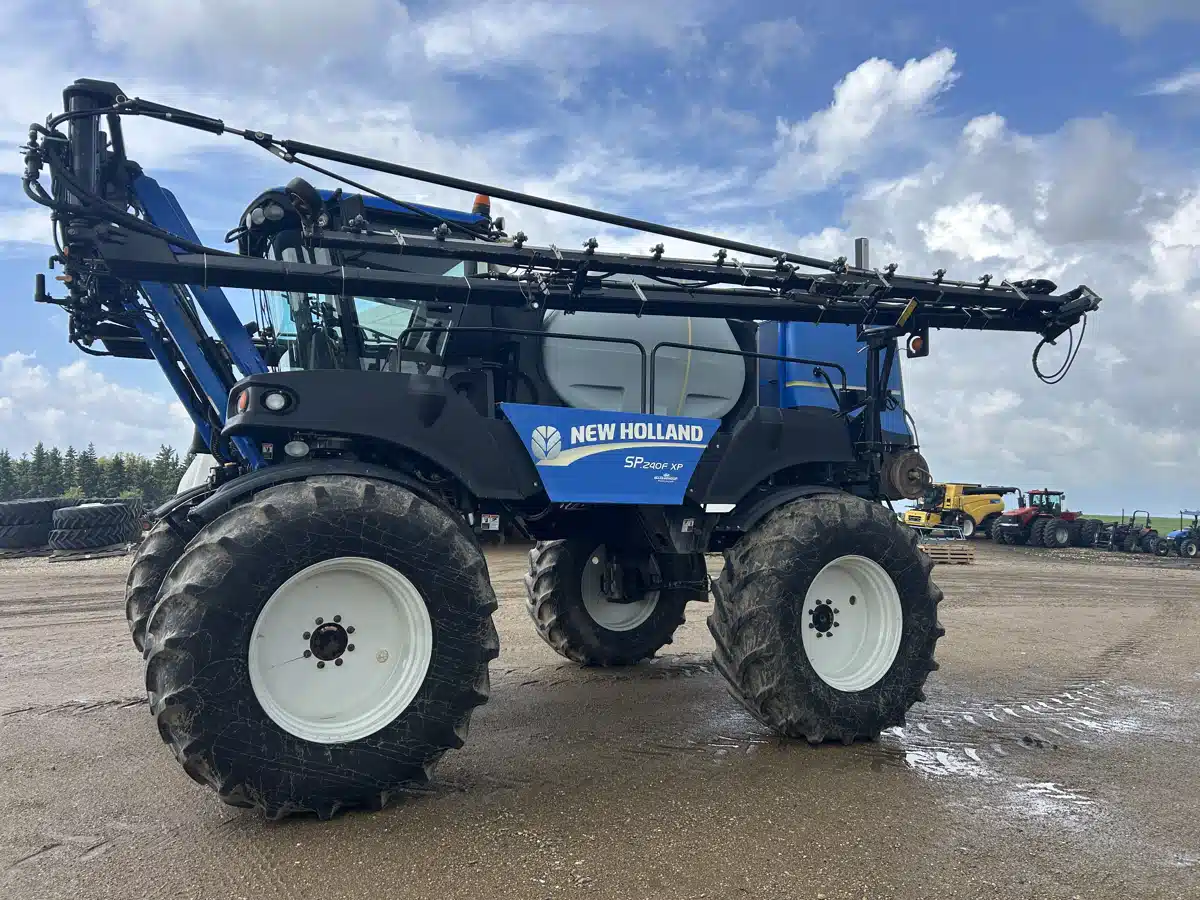 Gallery image 1 for Used 2011 New Holland SP.240F Sprayer - Self Propelled