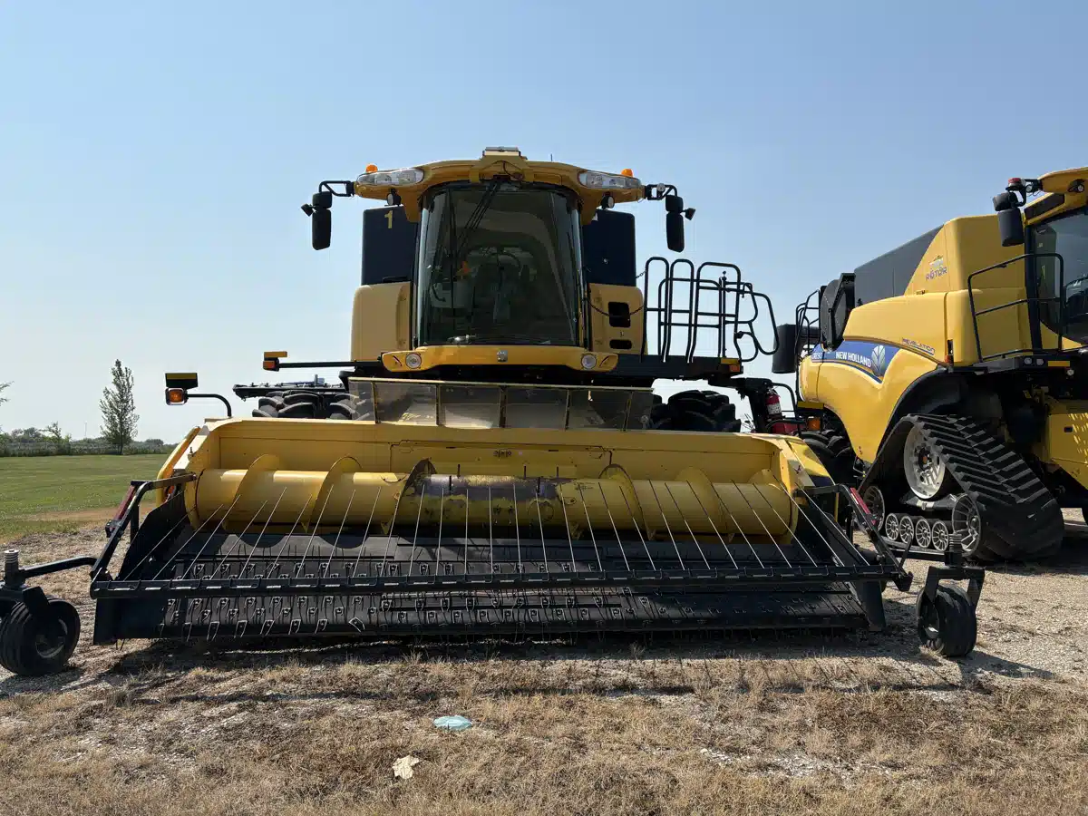 Gallery image 2 for Used 2012 New Holland CR9090Z Combine