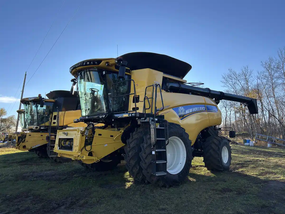 Gallery image 1 for 2023 New Holland CR8.90Z Combine