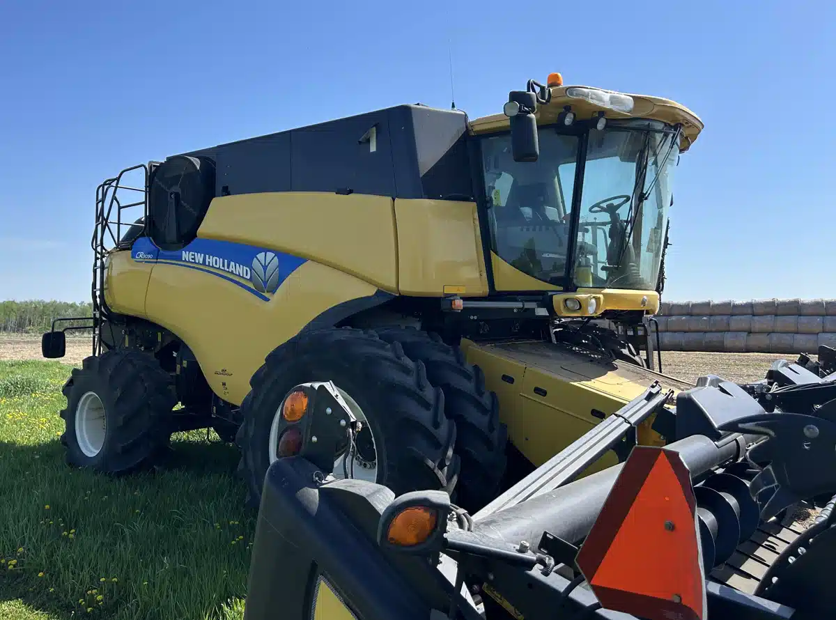 Gallery image 2 for Used 2014 New Holland CR9090Z Combine