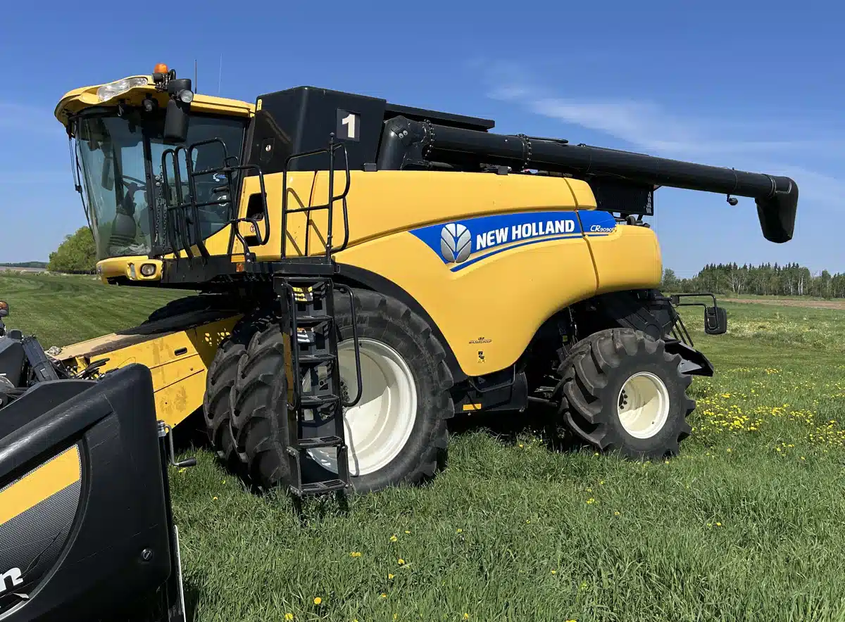 Gallery image 1 for Used 2014 New Holland CR9090Z Combine