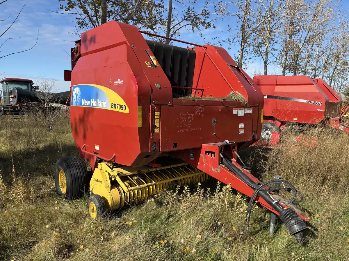 Gallery image 1 for 2009 New Holland RB7090 Round Baler