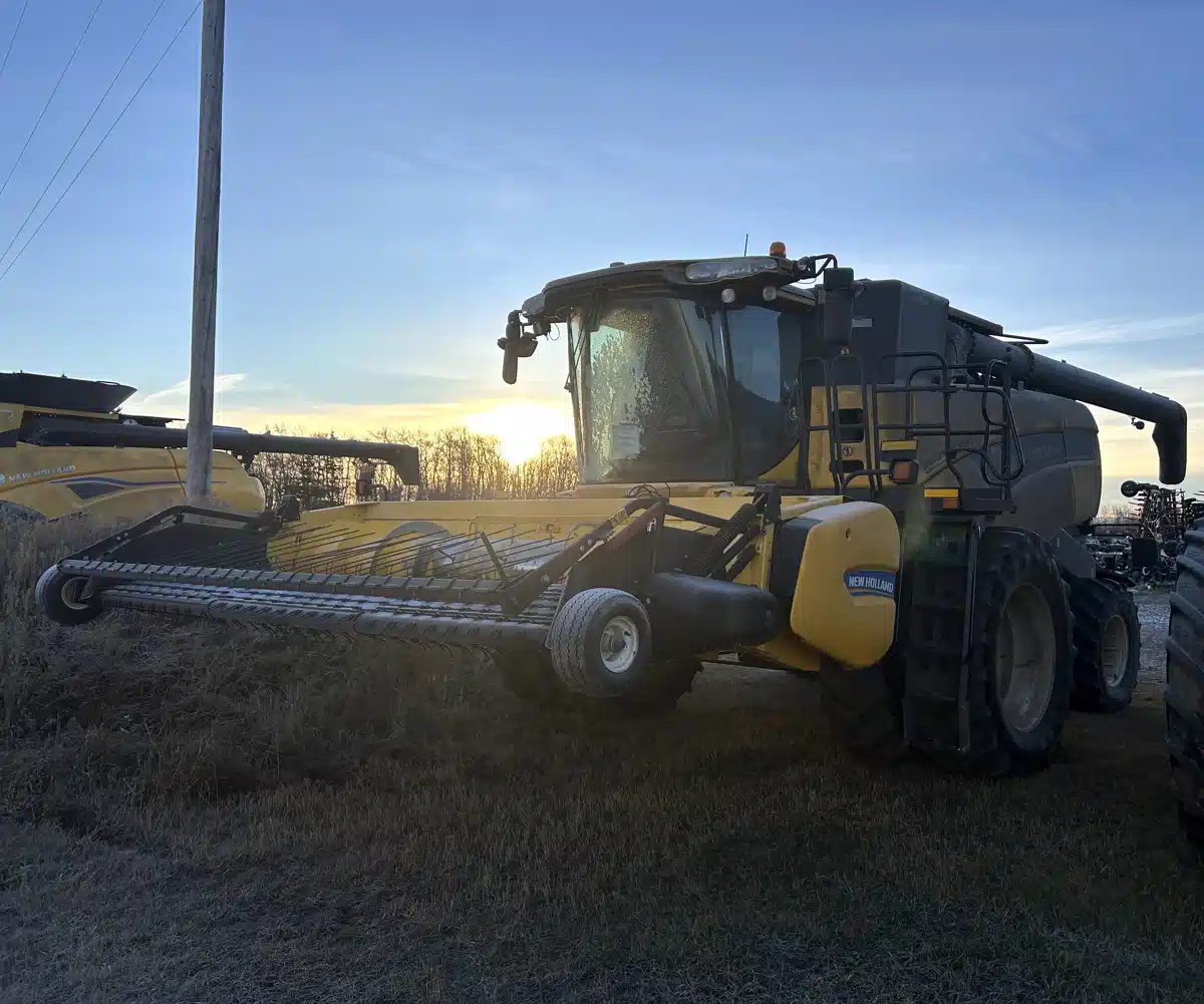 Used 2014 New Holland CX8080 Combine