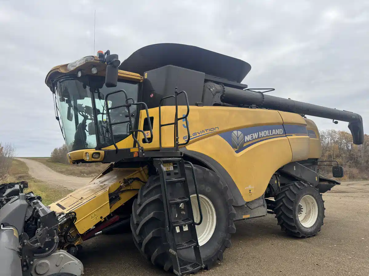 Gallery image 1 for 2014 New Holland CX8080 Combine