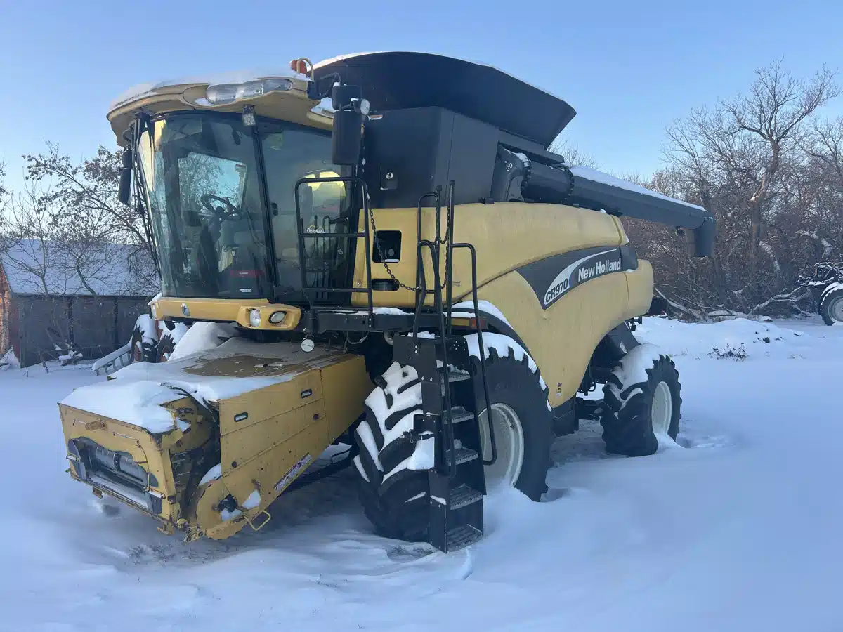 Used 2005 New Holland CR970 Combine