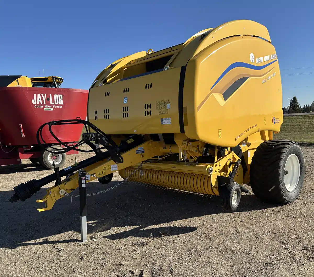 Gallery image 1 for 2024 New Holland ROLL-BELT 560 Round Baler