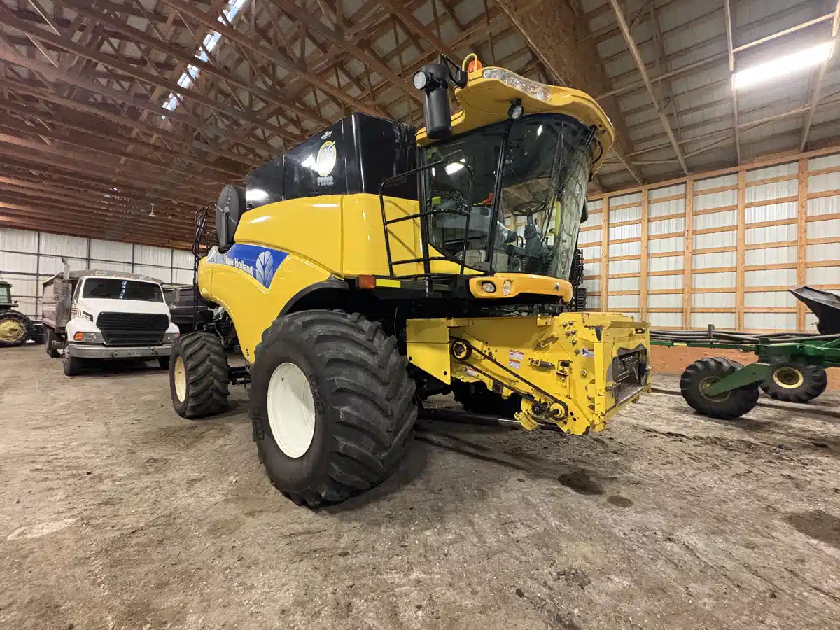 Gallery image 2 for 2010 New Holland CR9070 Combine