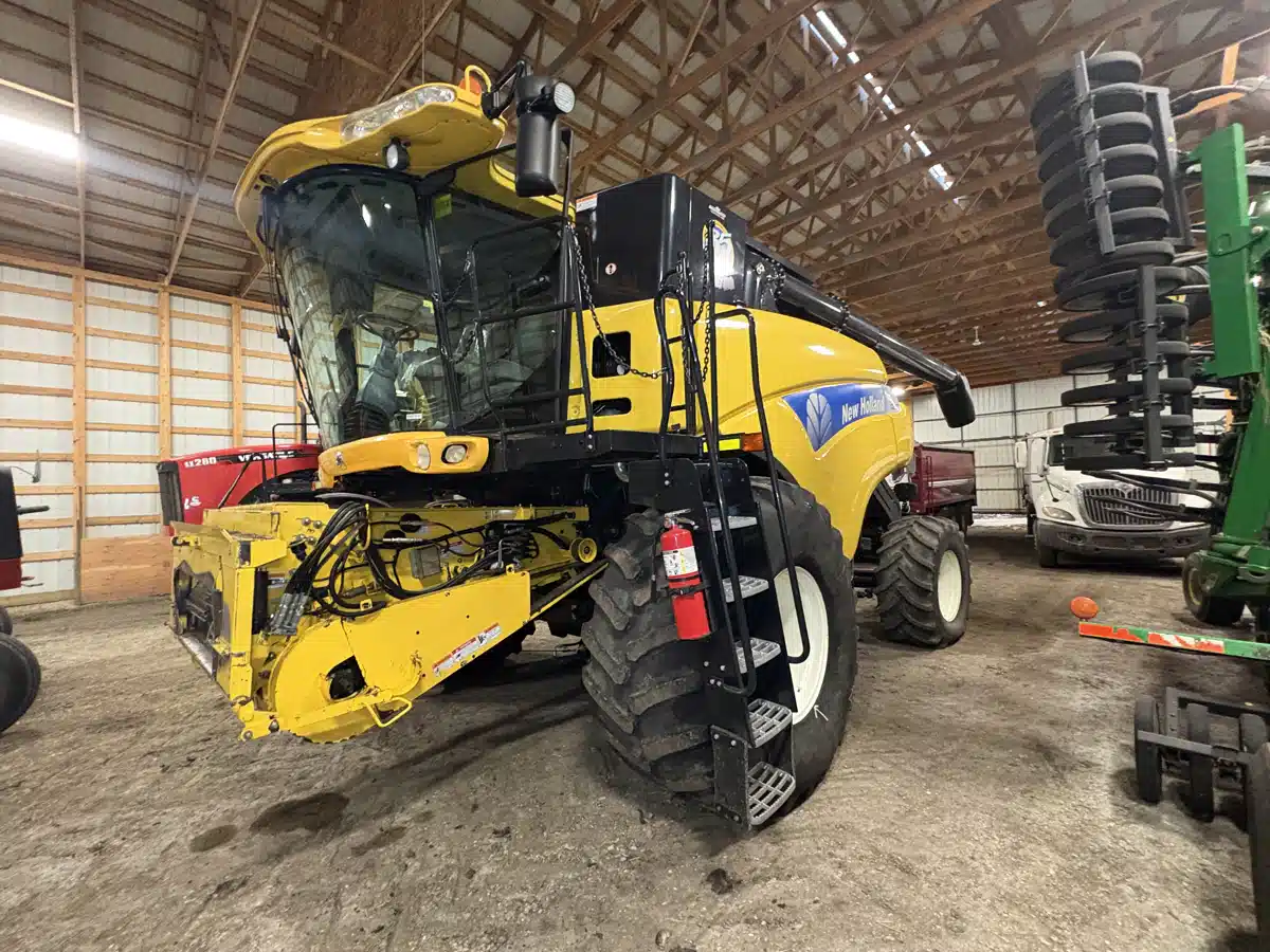 Gallery image 1 for 2010 New Holland CR9070 Combine