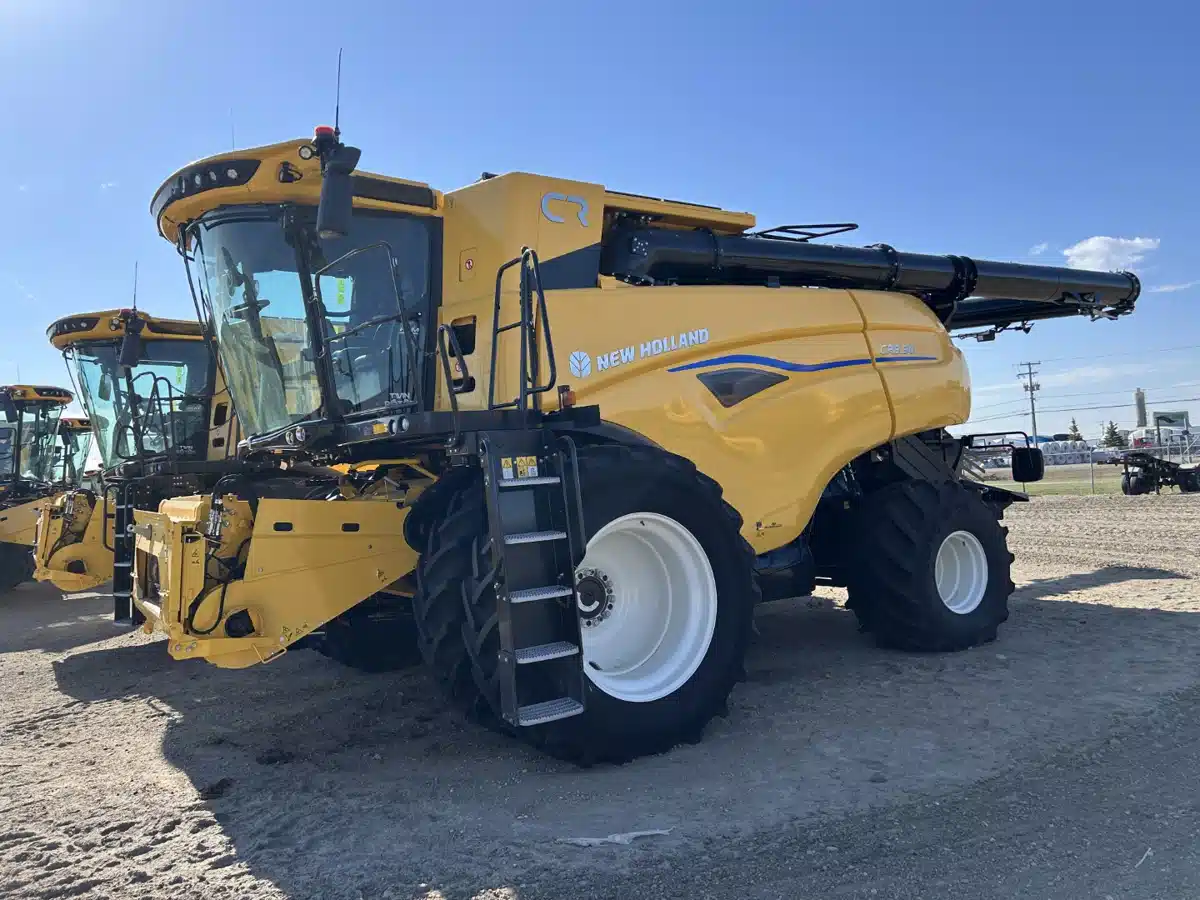 Gallery image 2 for 2024 New Holland CR8.90Z Combine