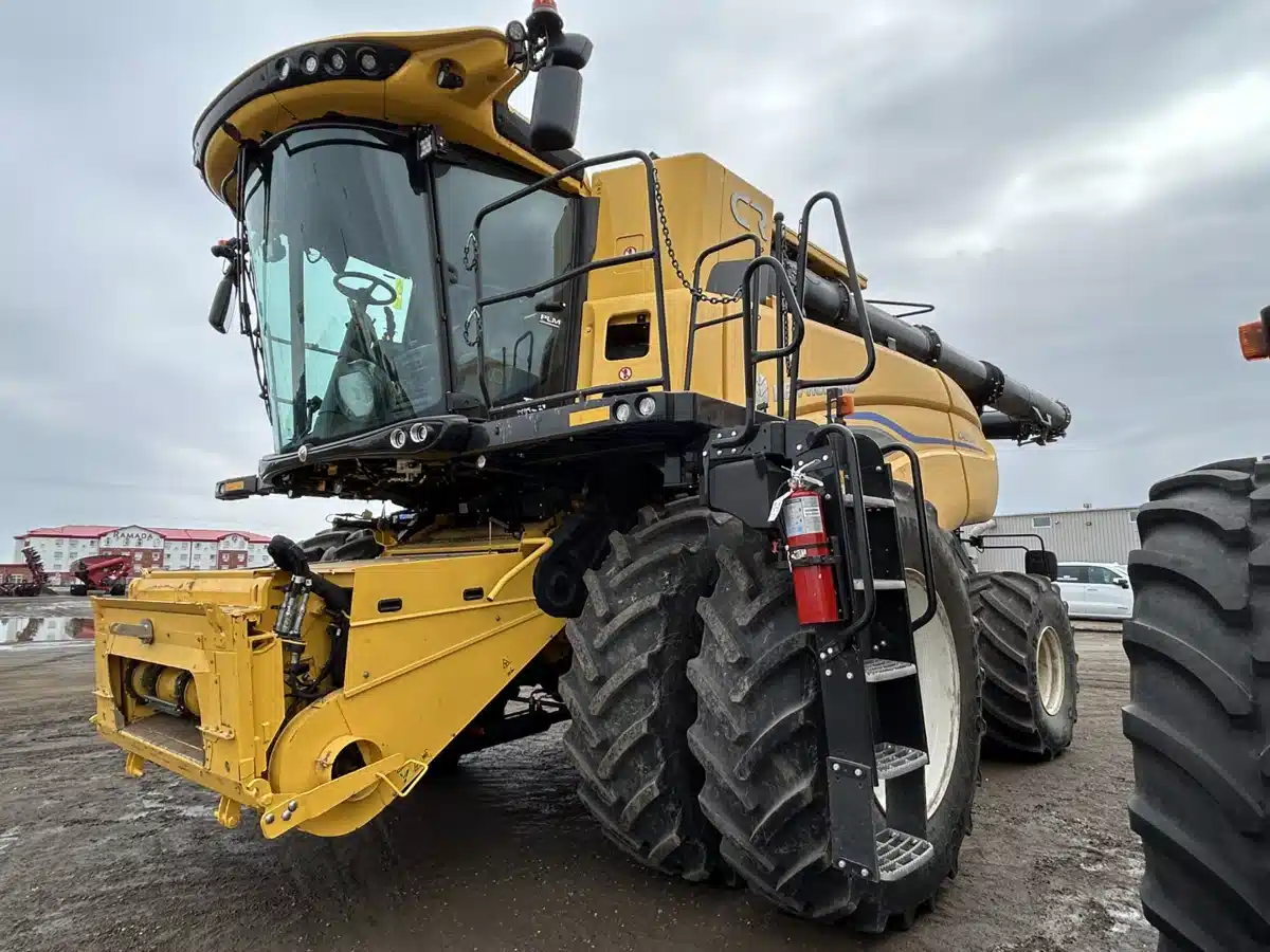 Gallery image 2 for 2025 New Holland CR9.90Z Combine