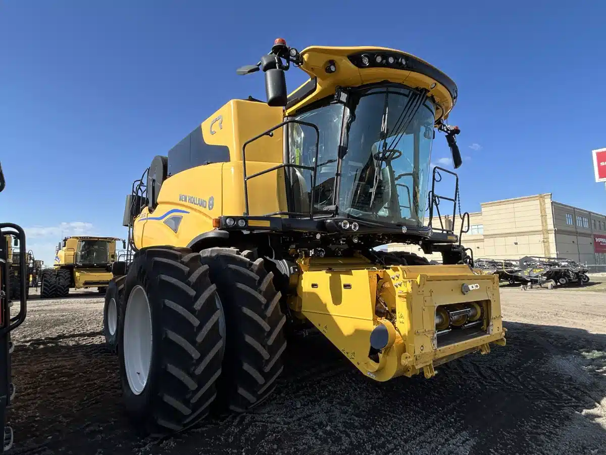Gallery image 1 for 2024 New Holland CR8.90Z Combine
