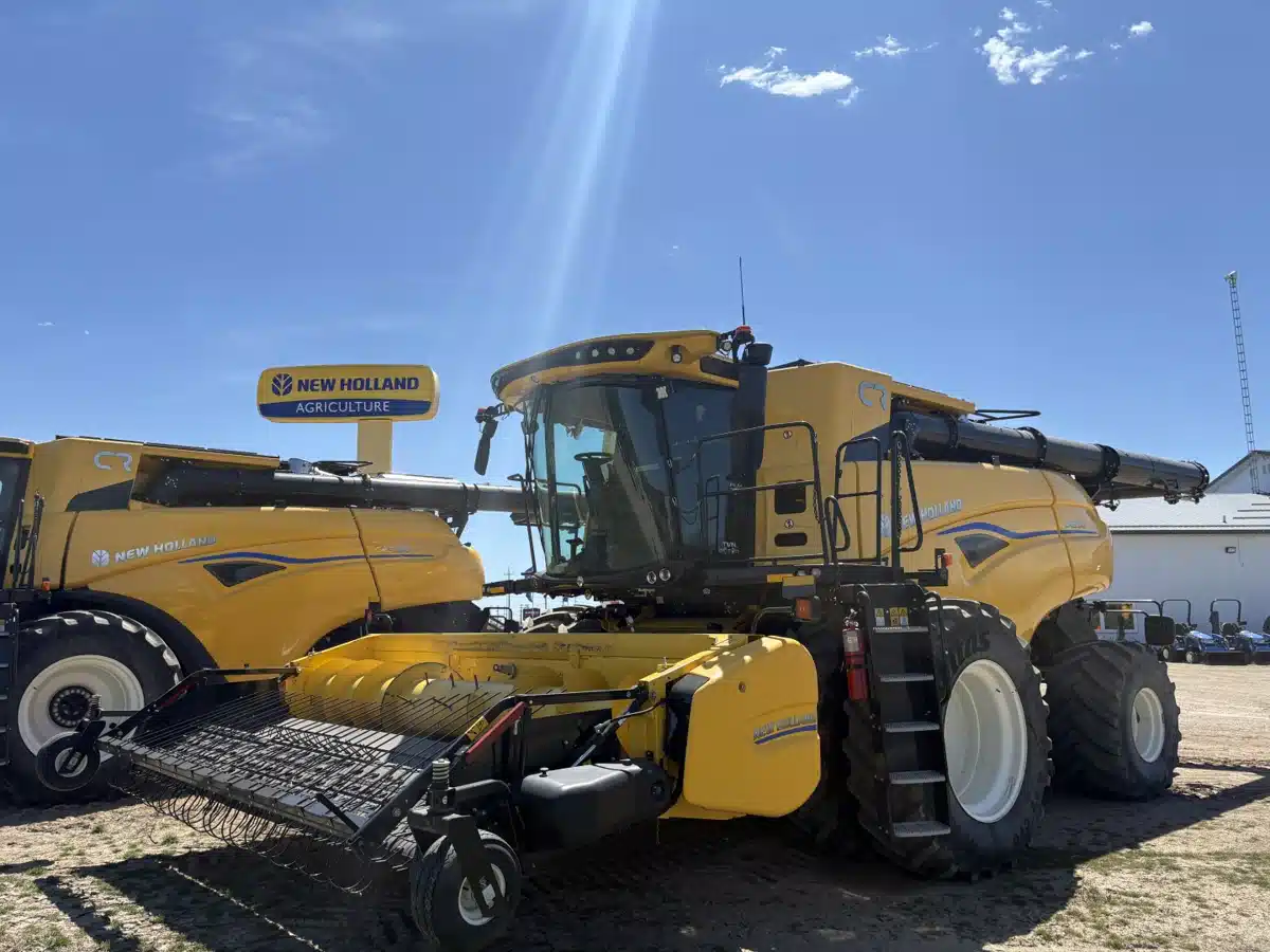 Gallery image 1 for 2025 New Holland CR9.90Z Combine