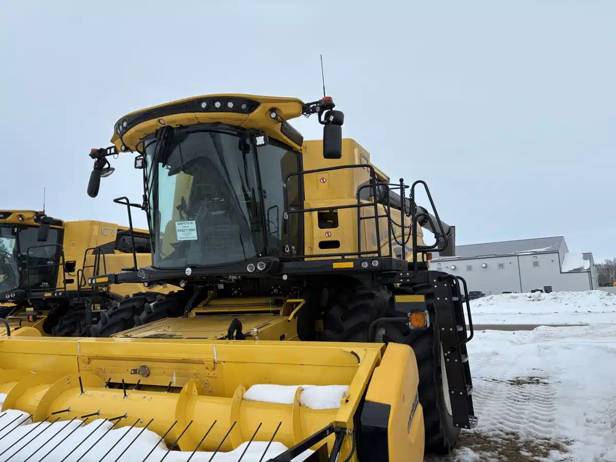 Gallery image 1 for 2025 New Holland CR8.90Z Combine