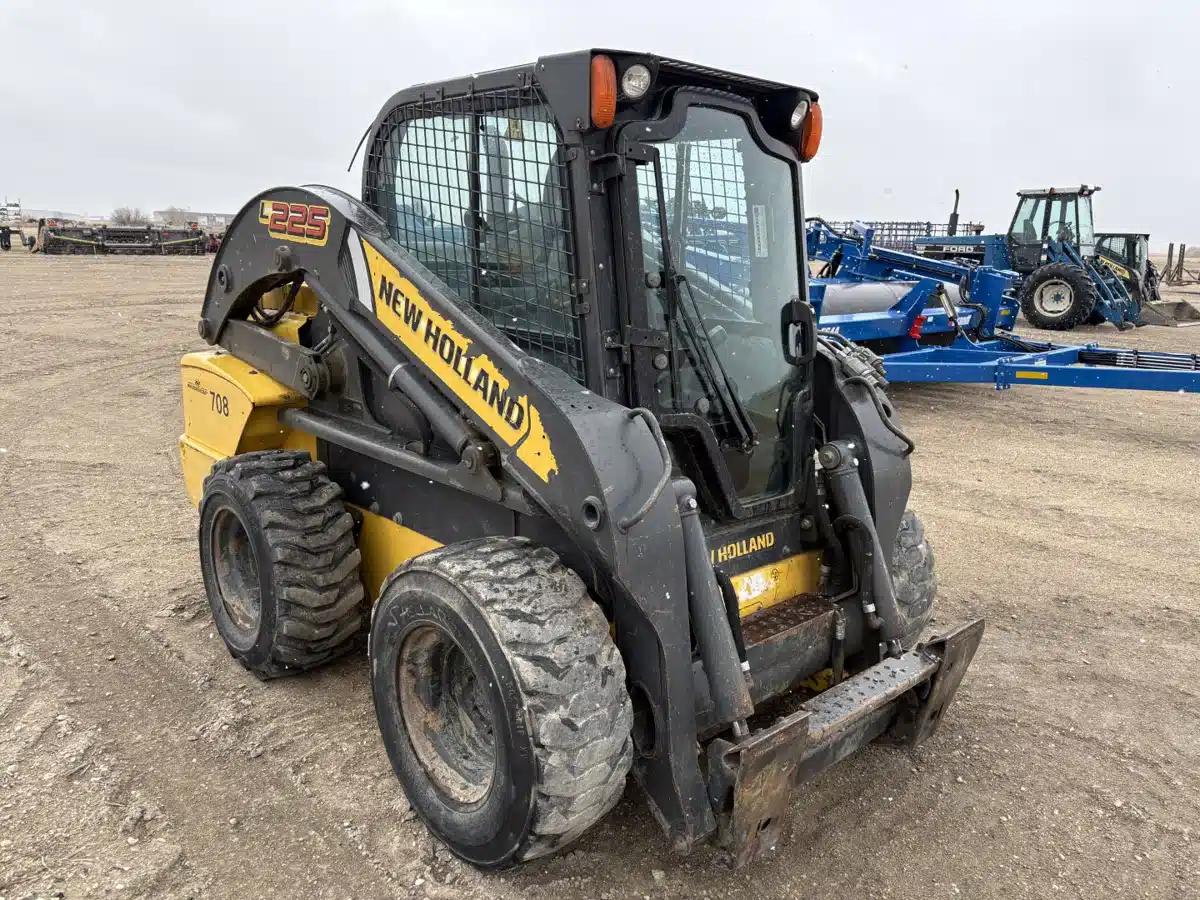 Photo de la Galerie 2 pour 2015 New Holland L225 chargeuse à direction à glissement