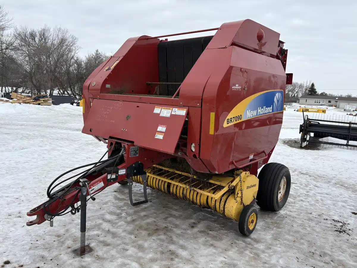 Gallery image 2 for 2009 New Holland RB7090 Round Baler