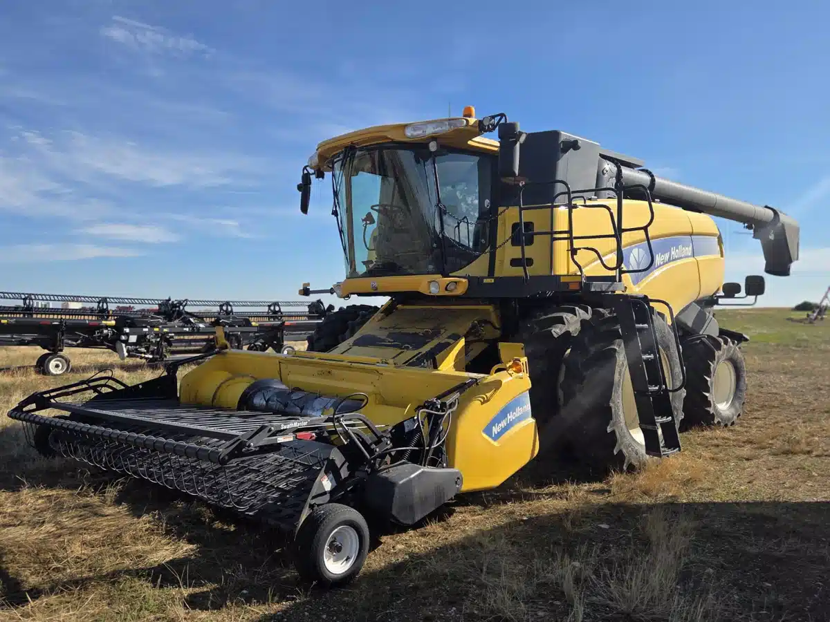 Gallery image 1 for 2010 New Holland CX8080 Combine