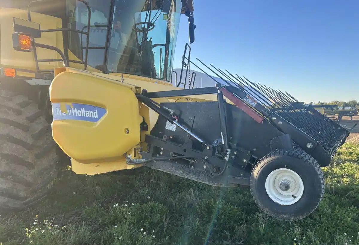 Gallery image 1 for 2011 New Holland 790CP Header - Pickup
