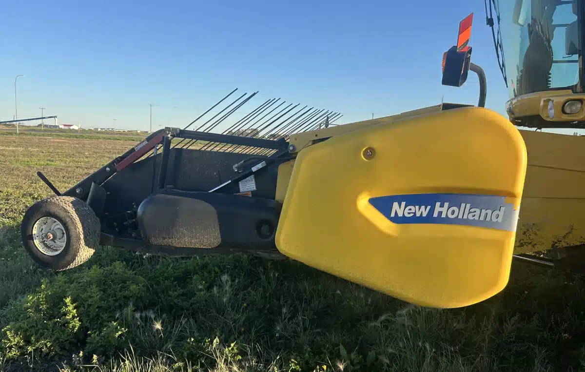 Gallery image 2 for 2011 New Holland 790CP Header - Pickup