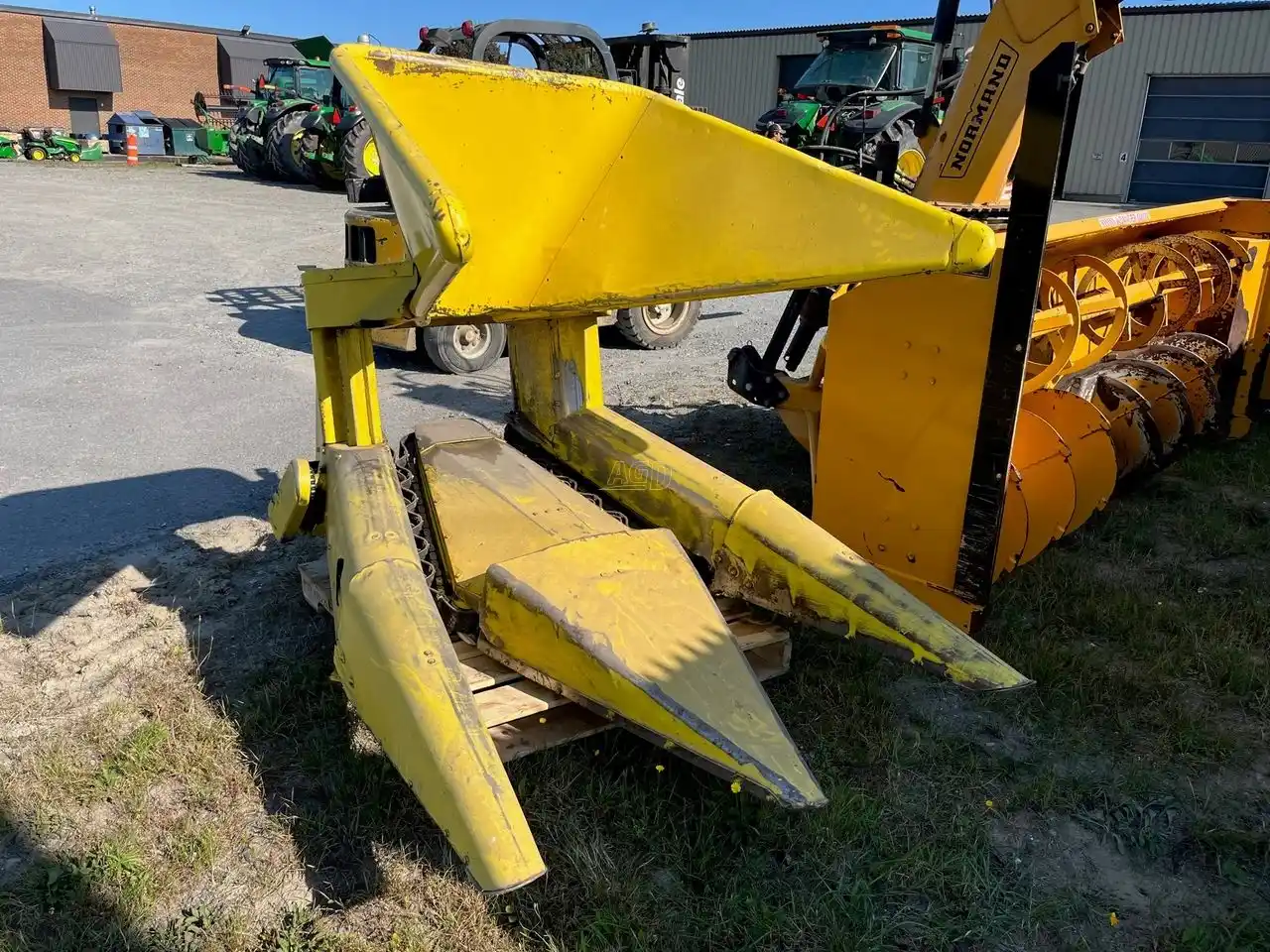 Gallery image 1 for Used John Deere 2RRC Header - Row Crop