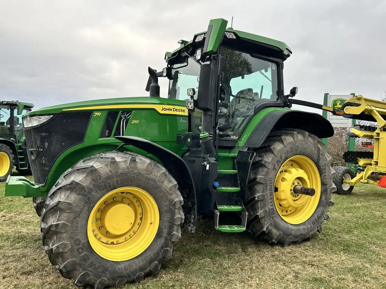 Gallery image 2 for Used 2022 John Deere 7R 210 Tractor