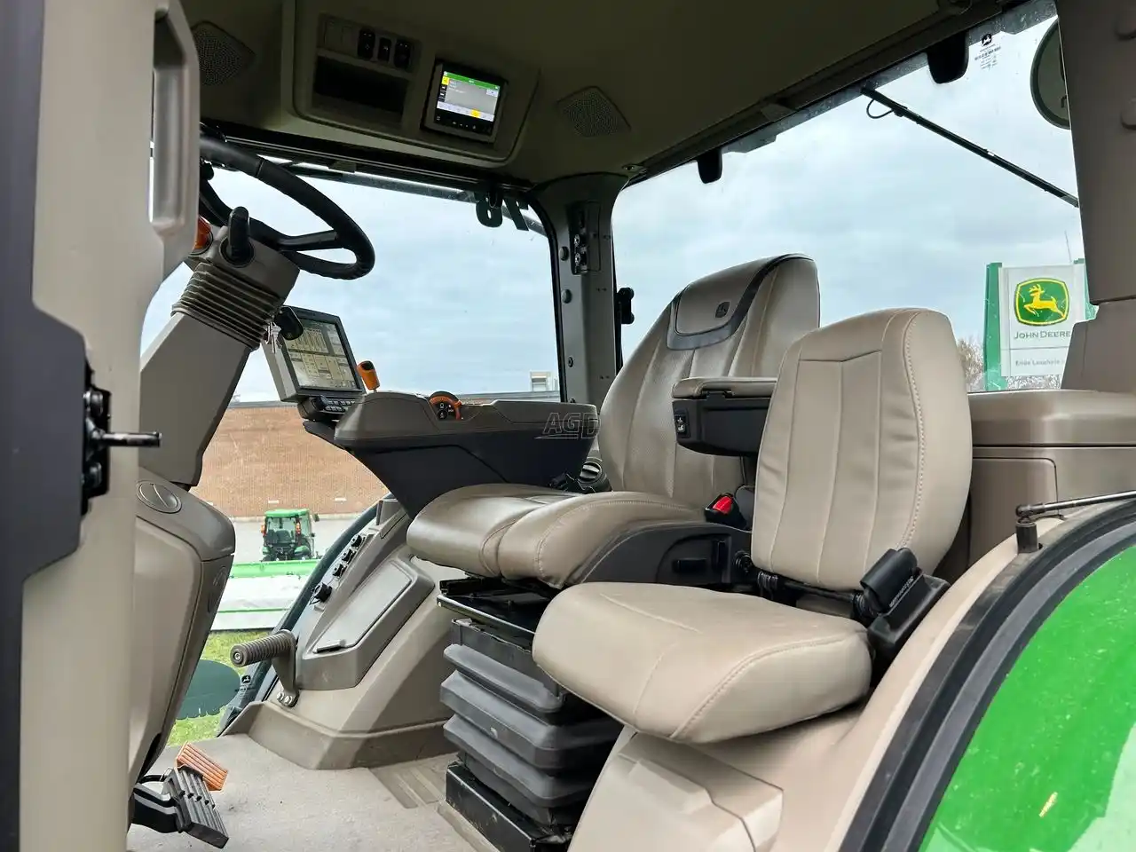 Photo de la Galerie 2 pour 2022 John Deere 7R 210 Tracteur
