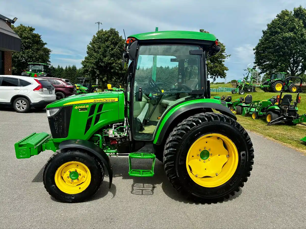 Photo de la Galerie 2 pour 2019 John Deere 4066R Tracteur