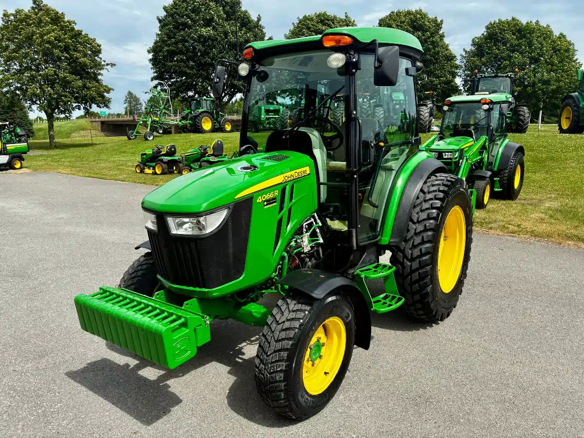 Photo de la Galerie 1 pour 2019 John Deere 4066R Tracteur