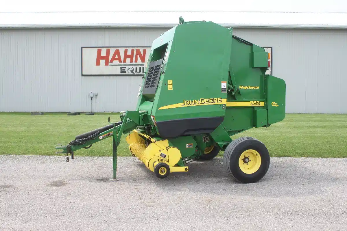 Gallery image 1 for Used John Deere 582 Round Baler