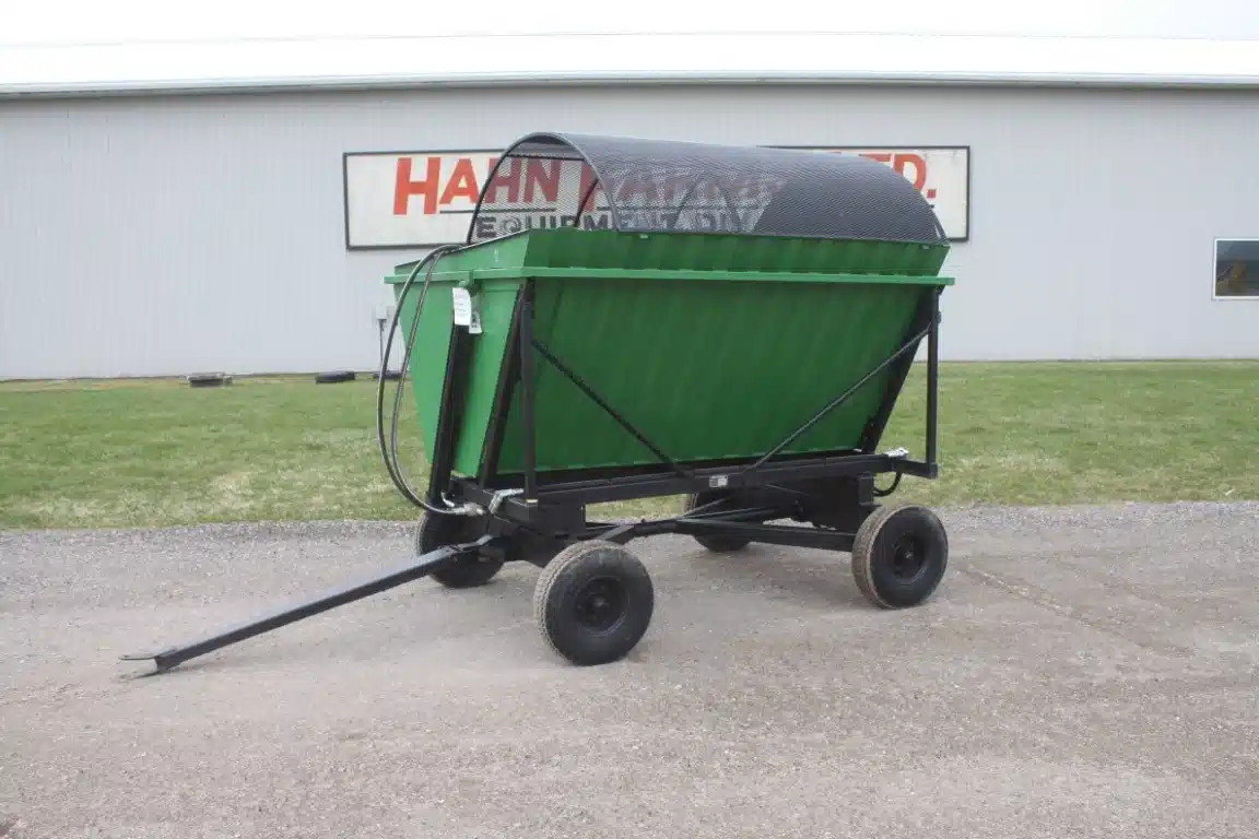 Gallery image 1 for Used Fargo hydraulic side dump, forage wagon Dump Wagon