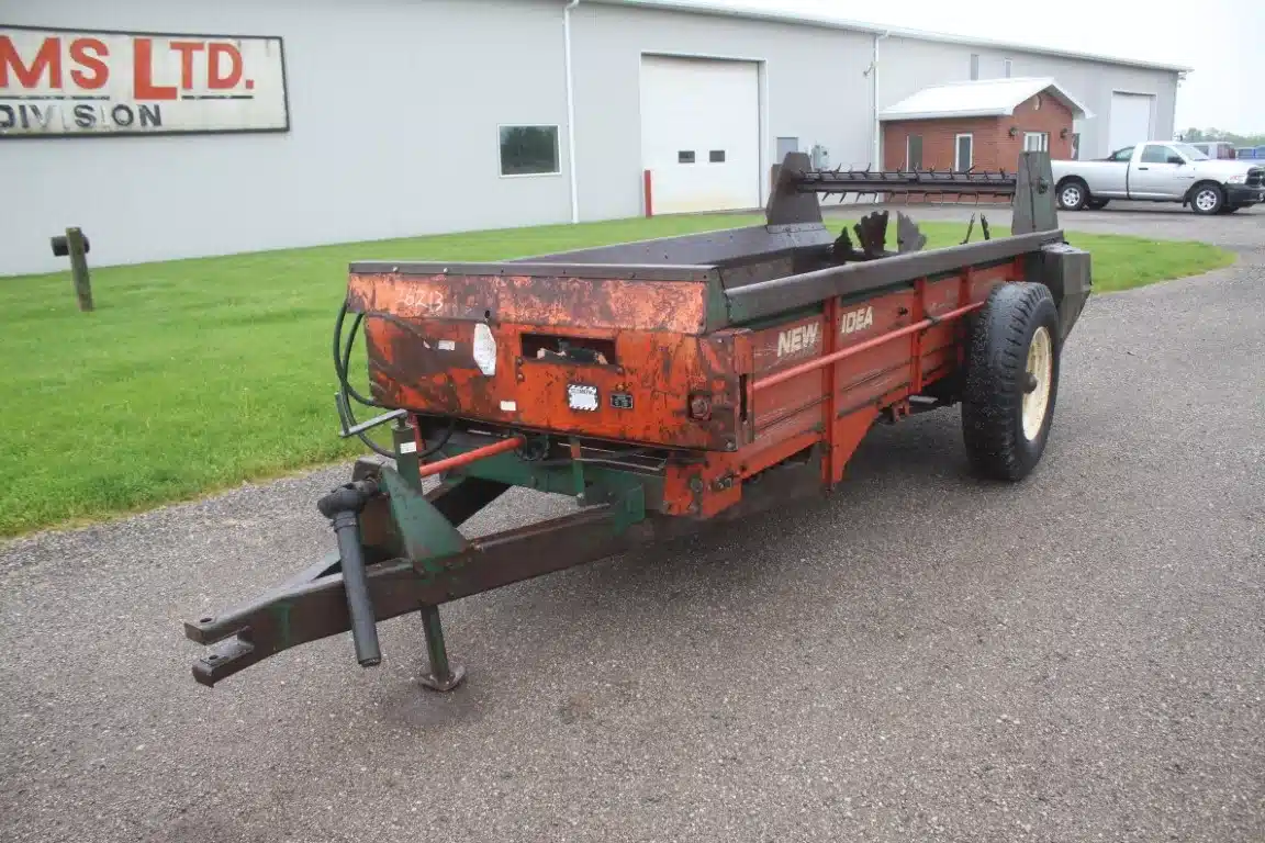 Gallery image 2 for Used New Idea 213 Manure Spreader